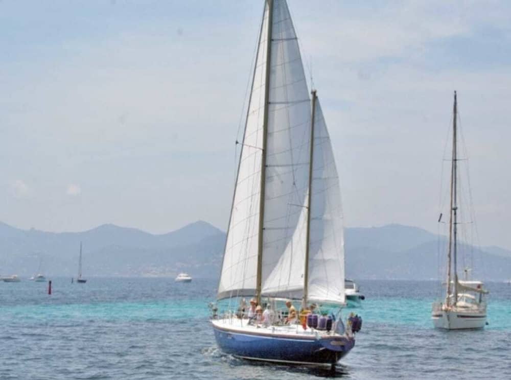 Cap sur le plaisir : une journée complète de navigation authentique à Cannes en voilier