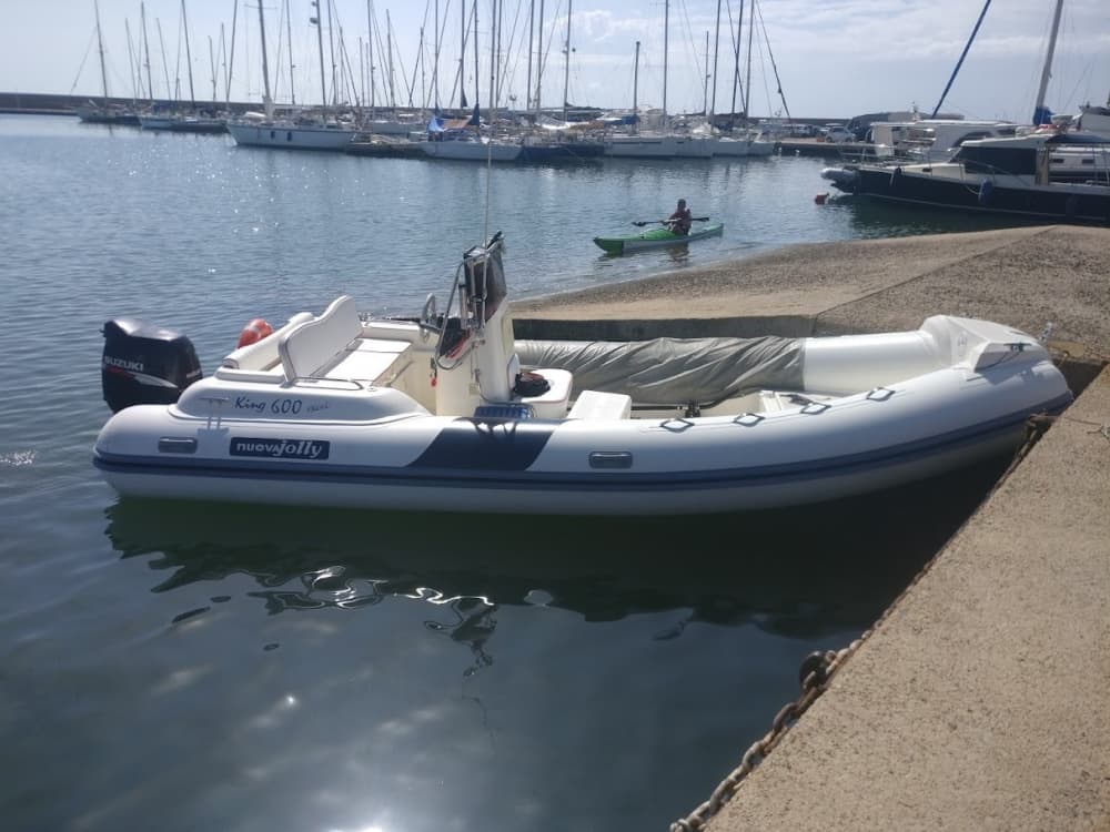 Ta en halvdag för att koppla av på en motorbåt i Villaputzu