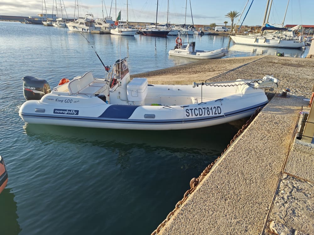 Trascorri mezza giornata di relax su un motoscafo a Villaputzu.