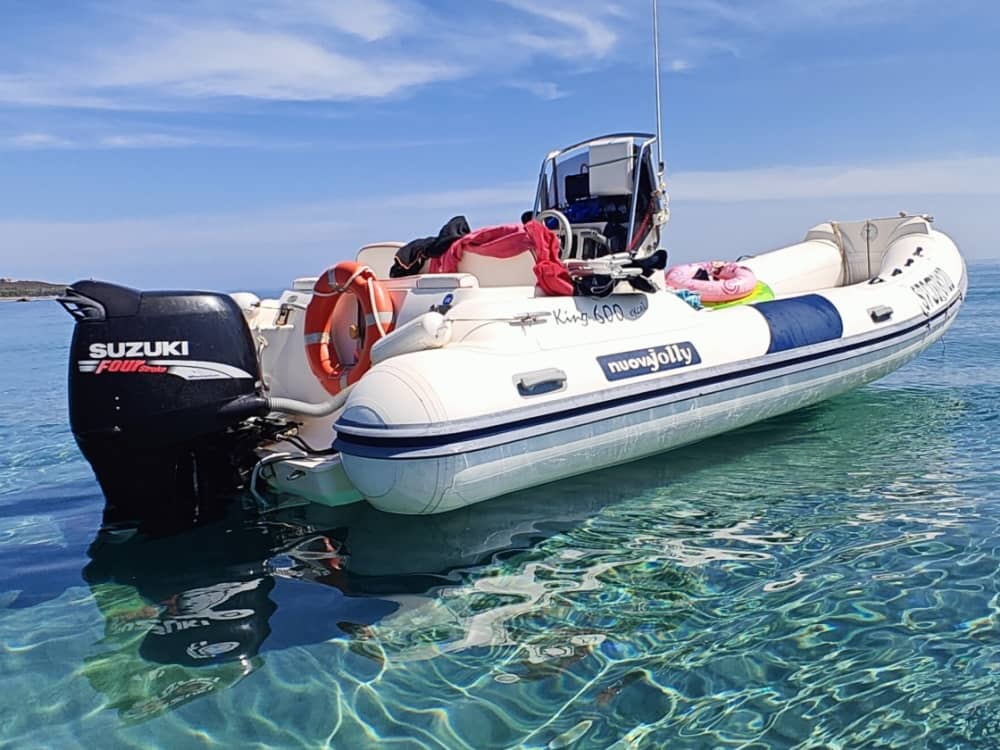 Trascorri mezza giornata di relax su un motoscafo a Villaputzu.