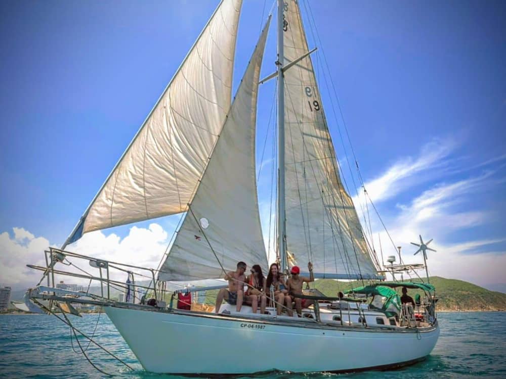 Scopri Santa Marta a bordo di una barca a vela per un'intera giornata.