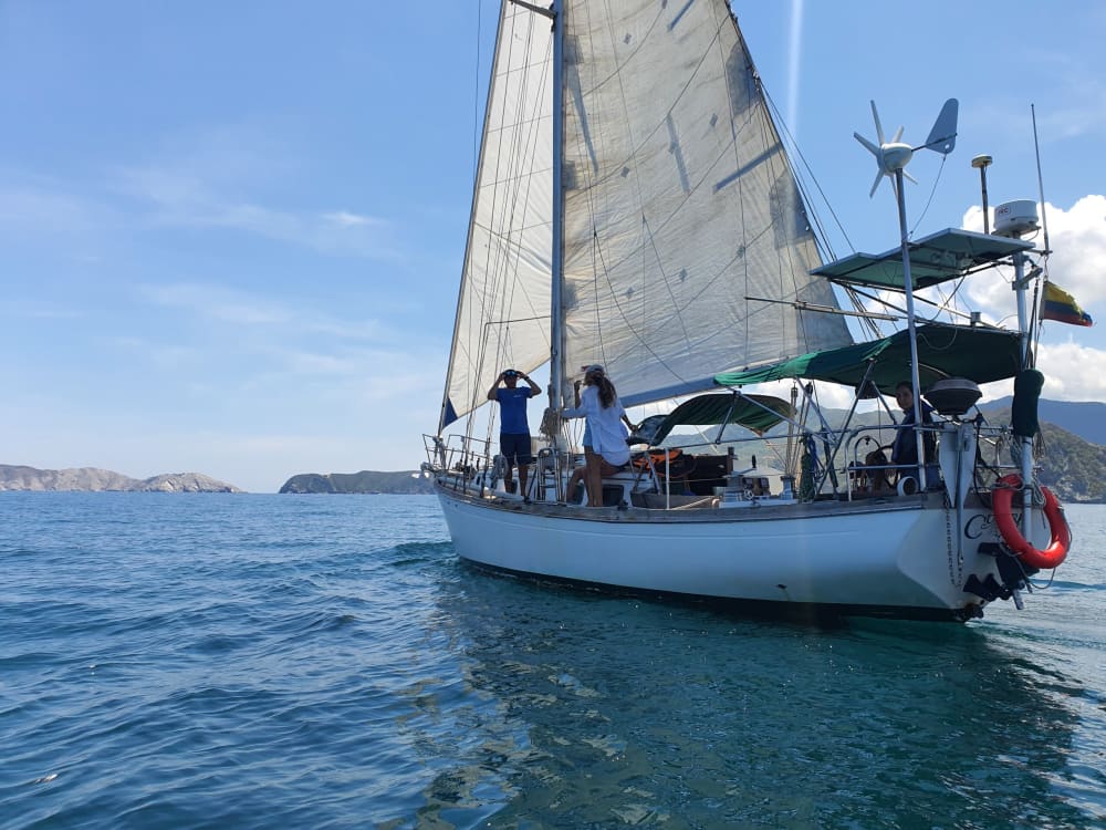 Scopri Santa Marta a bordo di una barca a vela per un'intera giornata.