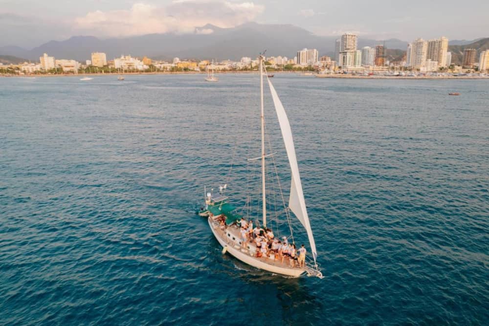 Scopri Santa Marta a bordo di una barca a vela per un'intera giornata.