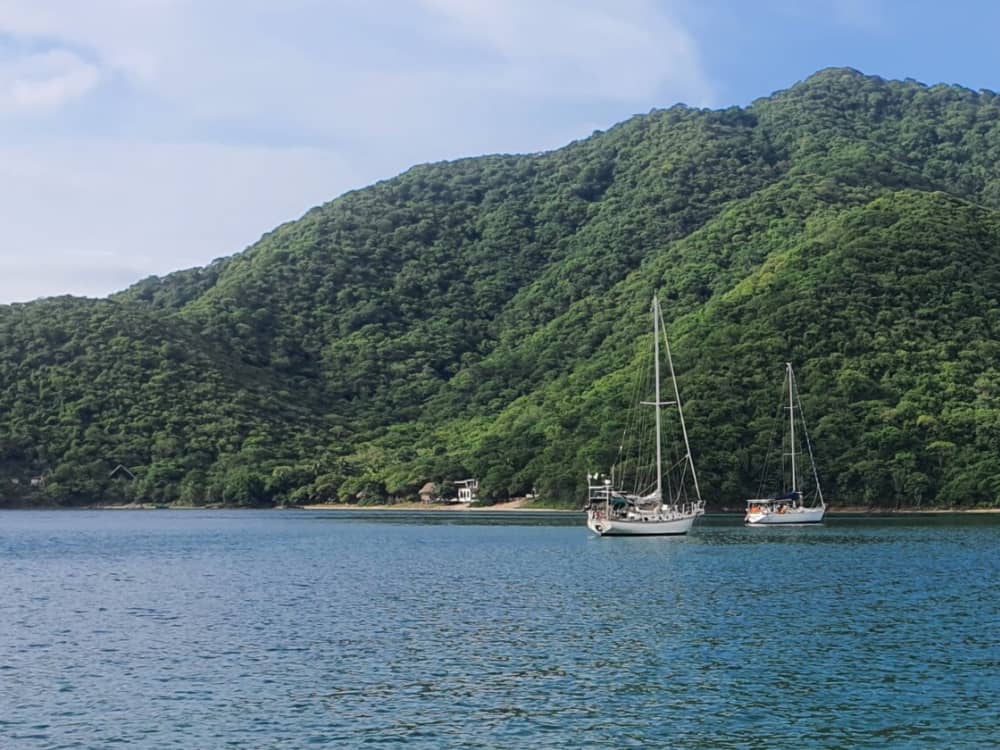 Scopri Santa Marta a bordo di una barca a vela per un'intera giornata.