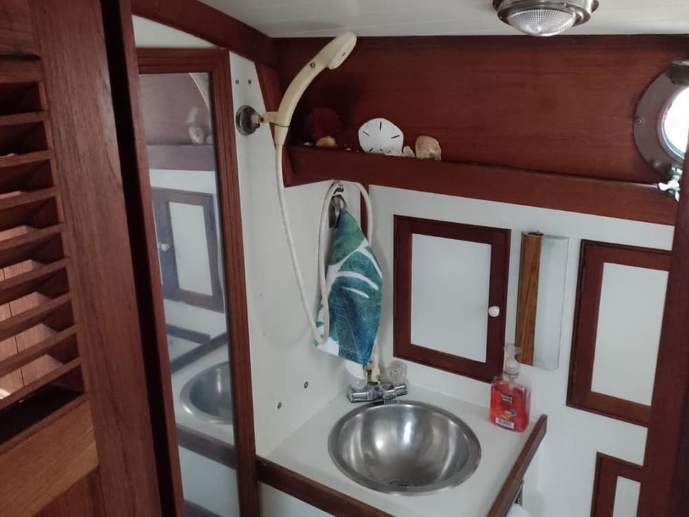 Scopri Santa Marta a bordo di una barca a vela per un'intera giornata.