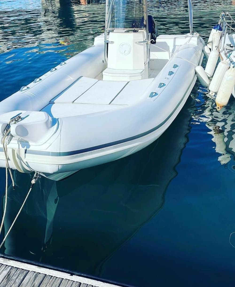 Scopri Sorrento con un'escursione di un'intera giornata in motoscafo.