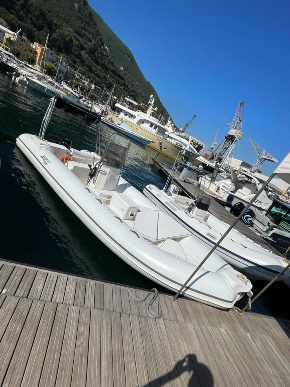 Scopri Sorrento con un'escursione di un'intera giornata in motoscafo.