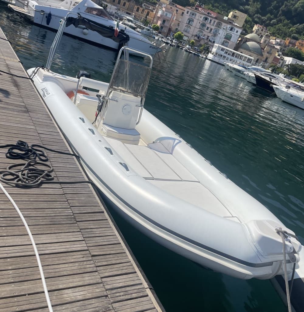 Scopri Sorrento con un'escursione di un'intera giornata in motoscafo.