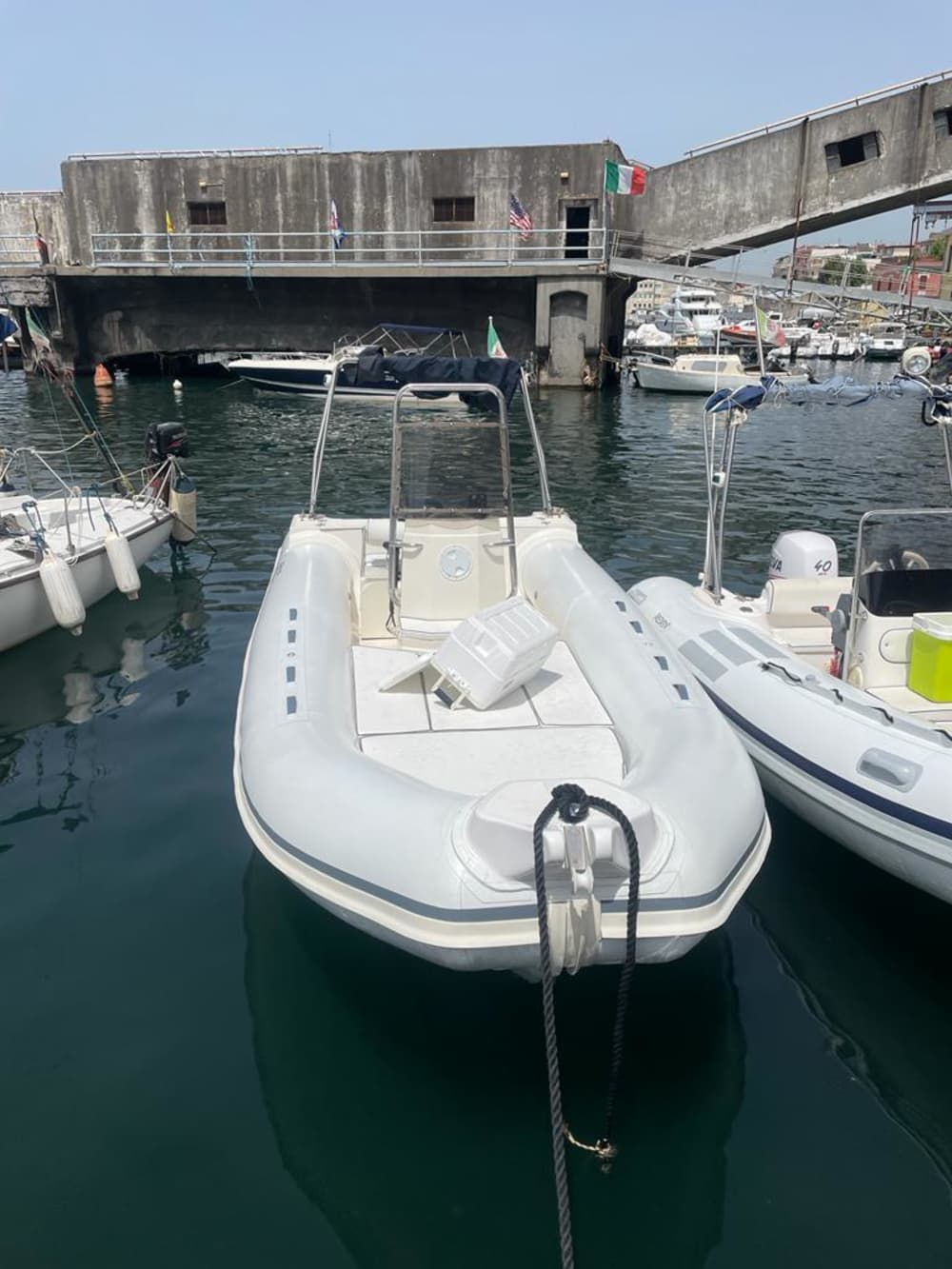 Scopri Sorrento con un'escursione di un'intera giornata in motoscafo.