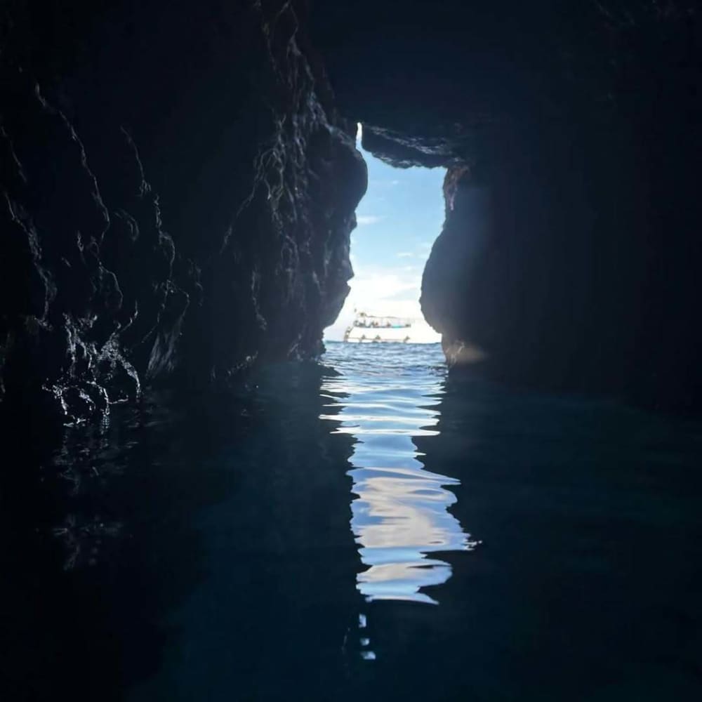 Escapada fácil a San Vito Lo Capo: Un viaje en barco de 4 horas y 15 minutos en lancha motora.