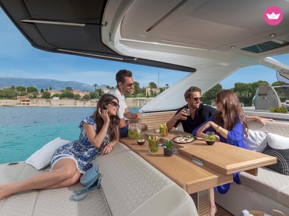 yachts de luxe à navigation et à moteur