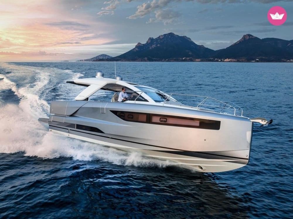 yachts de luxe à navigation et à moteur