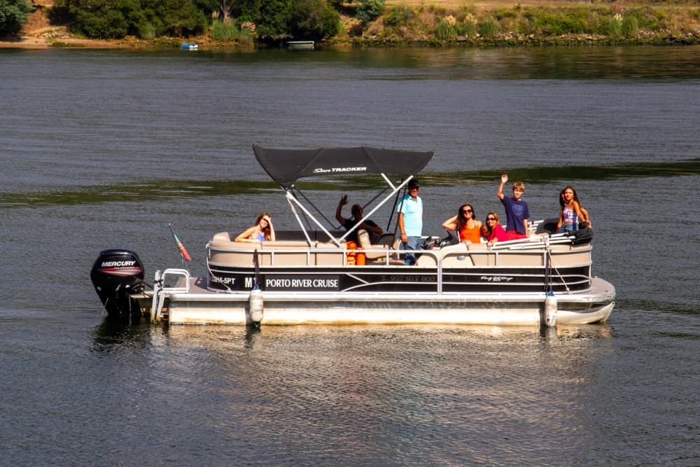 Enjoy a full day on a motorboat in Porto