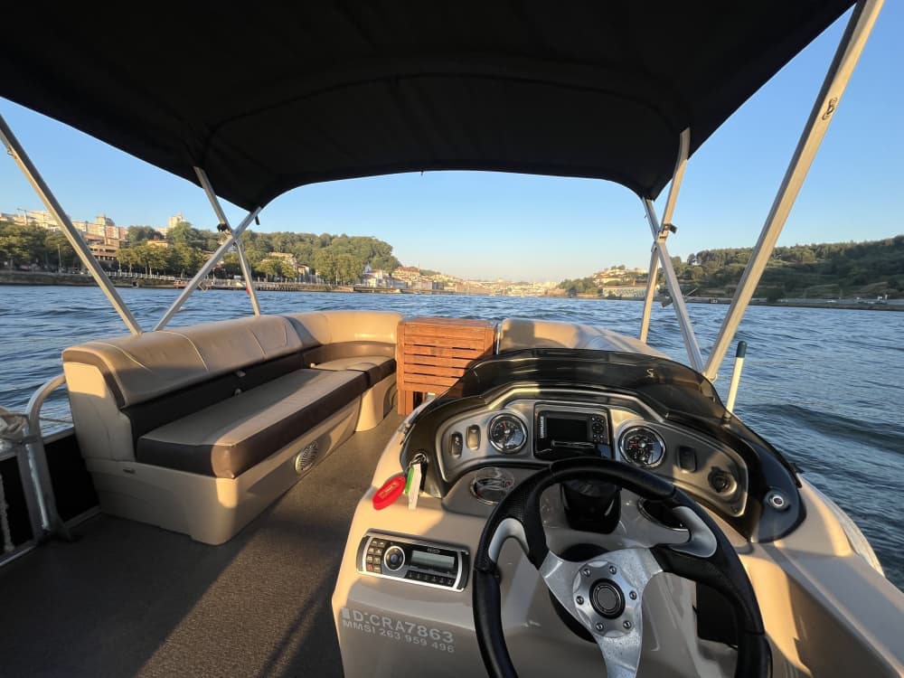Enjoy a full day on a motorboat in Porto