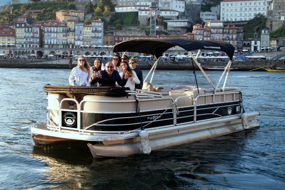 Enjoy a full day on a motorboat in Porto