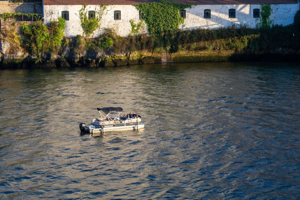 Enjoy a full day on a motorboat in Porto