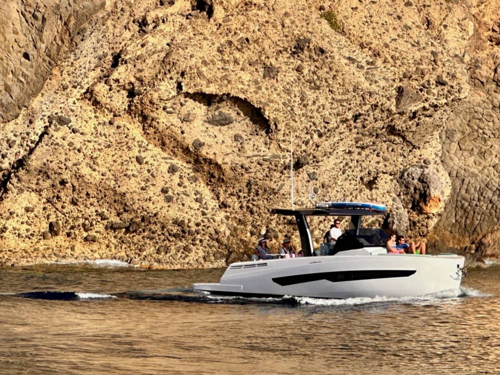 Une pause légendaire : 3 h 30 autour d’Adamatan en bateau à moteur