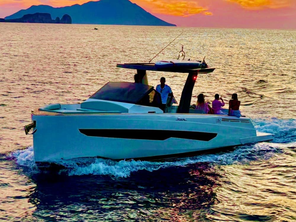 A legendary break: 3h30 around Adamantas on a motorboat