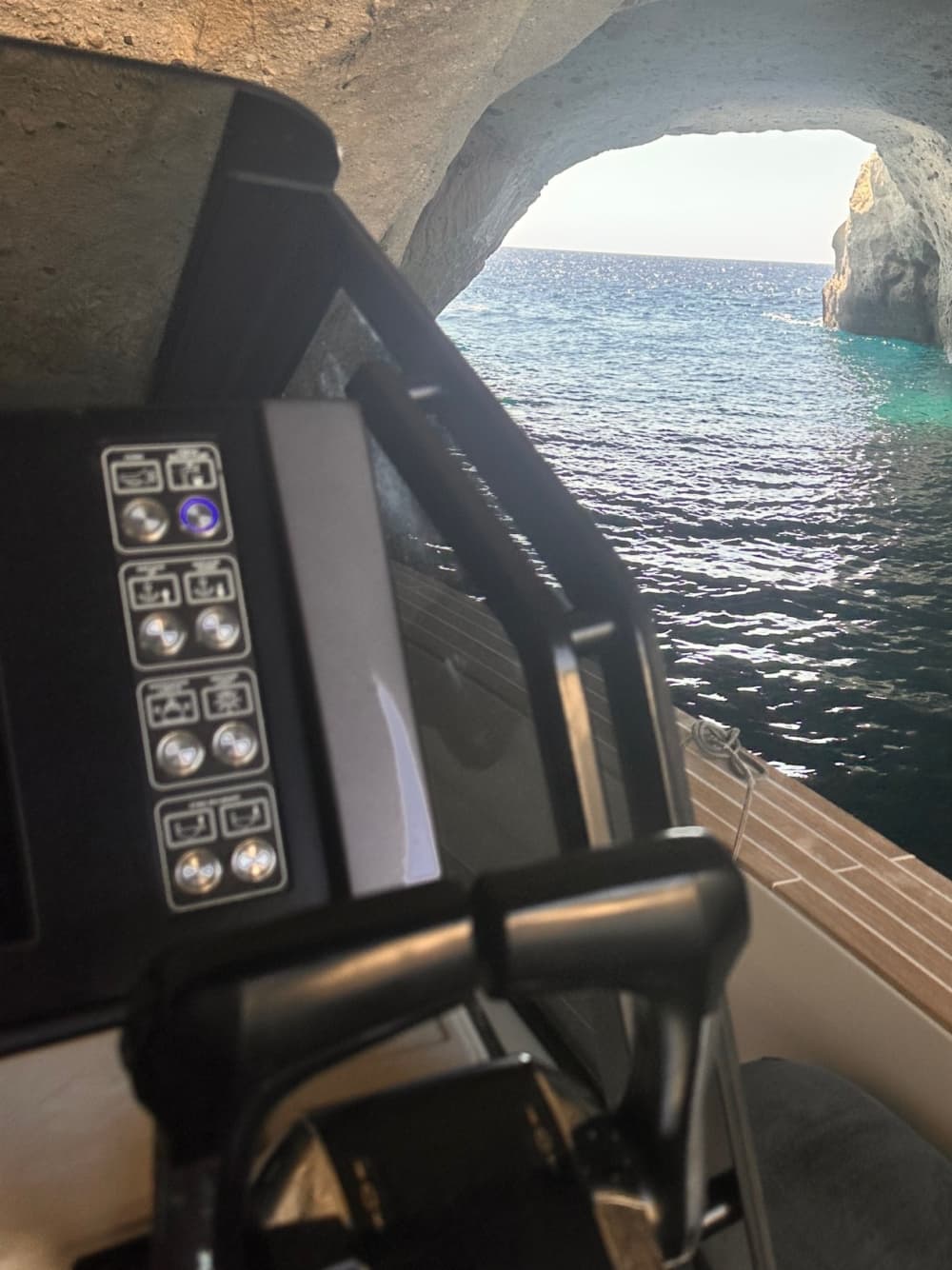 Uma pausa lendária: 3h30 em torno de Adamantas num barco a motor.