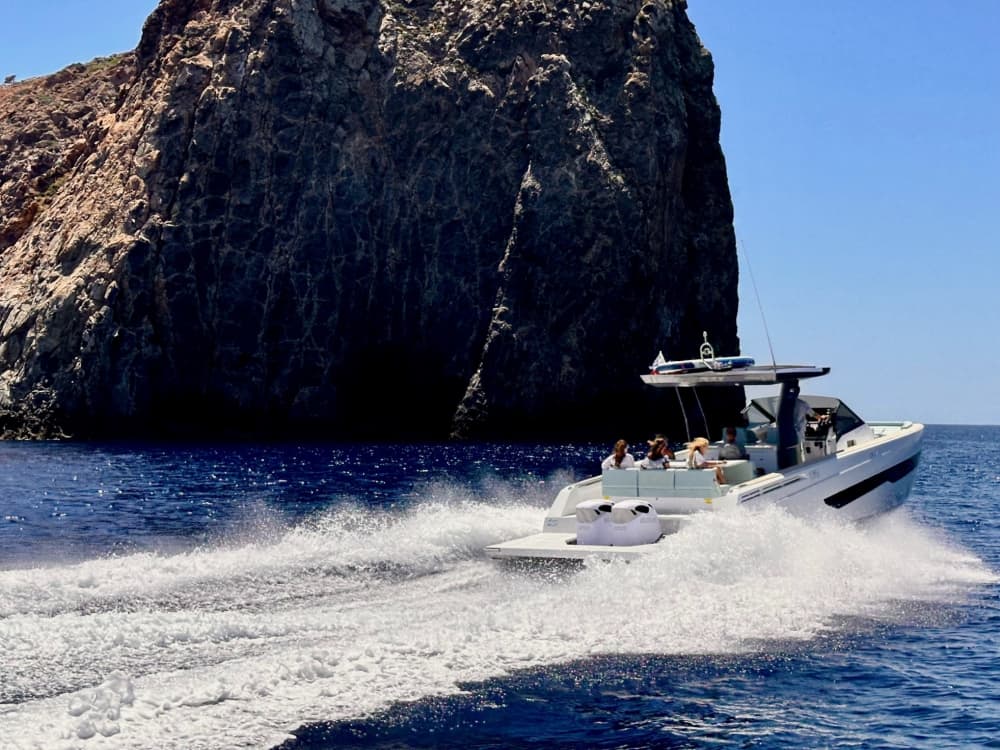 A legendary break: 3h30 around Adamantas on a motorboat
