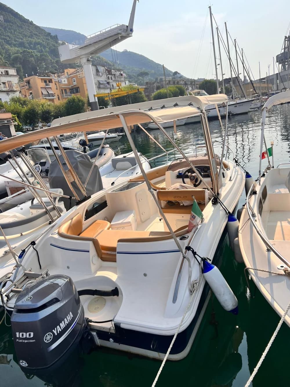 Море, любовь и солнце: целый день, полный эмоций, на моторной лодке.