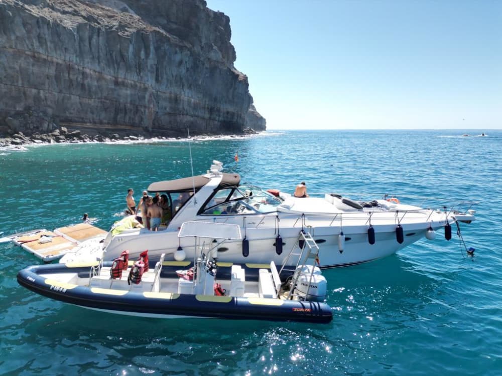 Alugue uma lancha para 4 horas de diversão.