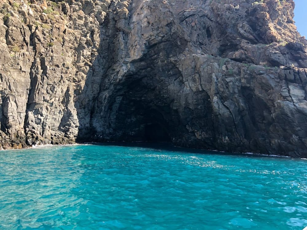 El ritmo de Puerto Colón: Momentos inolvidables en un velero.