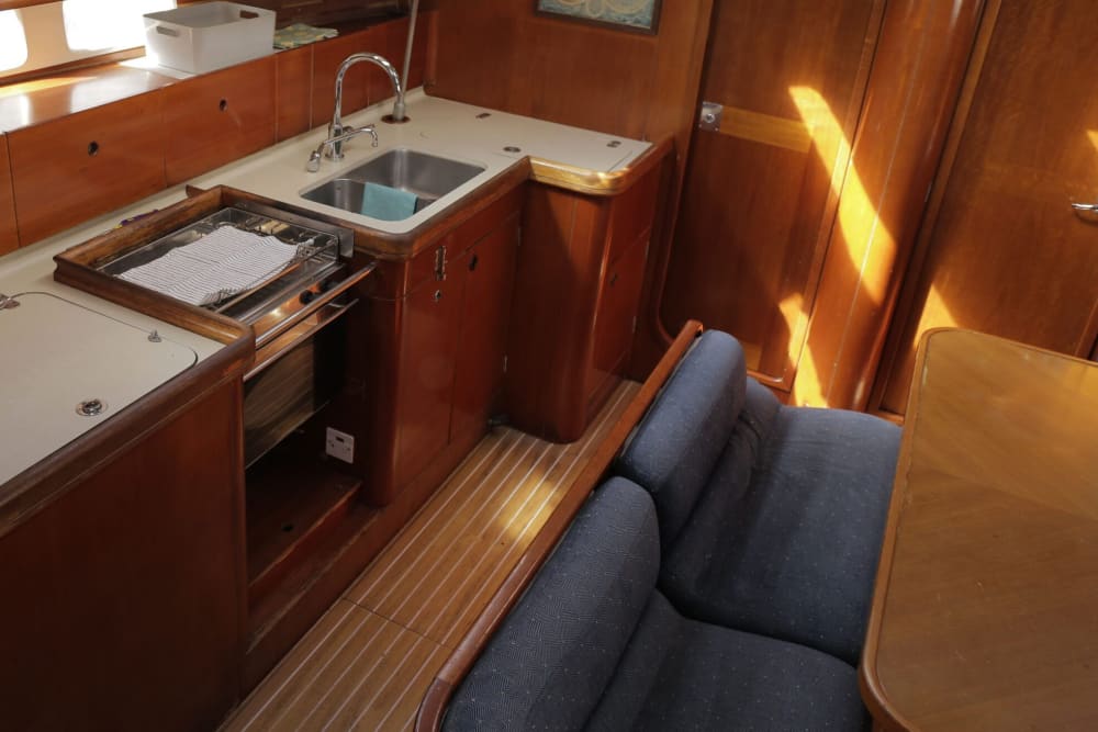 El ritmo de Puerto Colón: Momentos inolvidables en un velero.