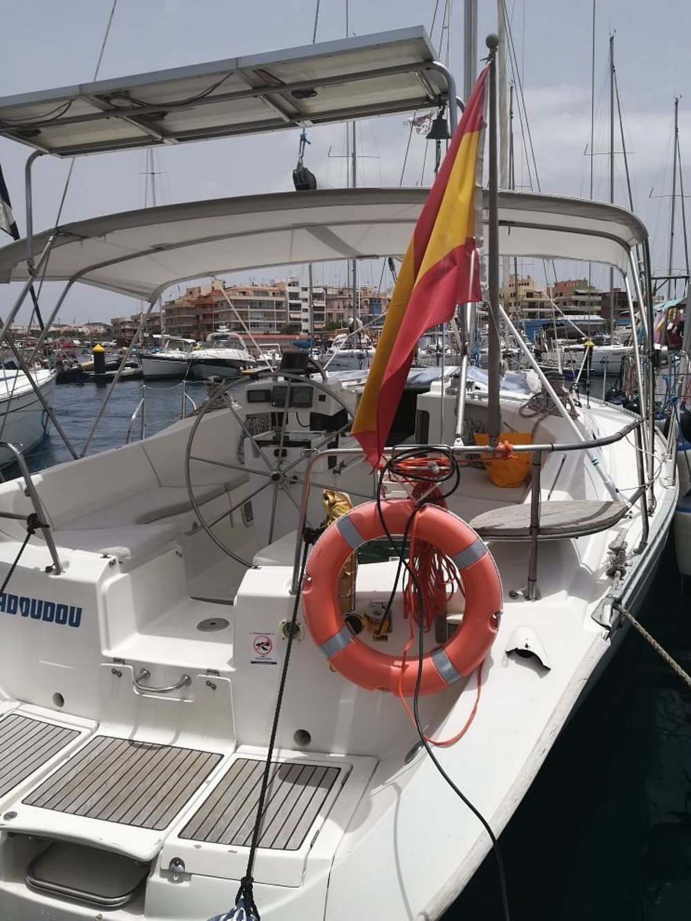 El ritmo de Puerto Colón: Momentos inolvidables en un velero.