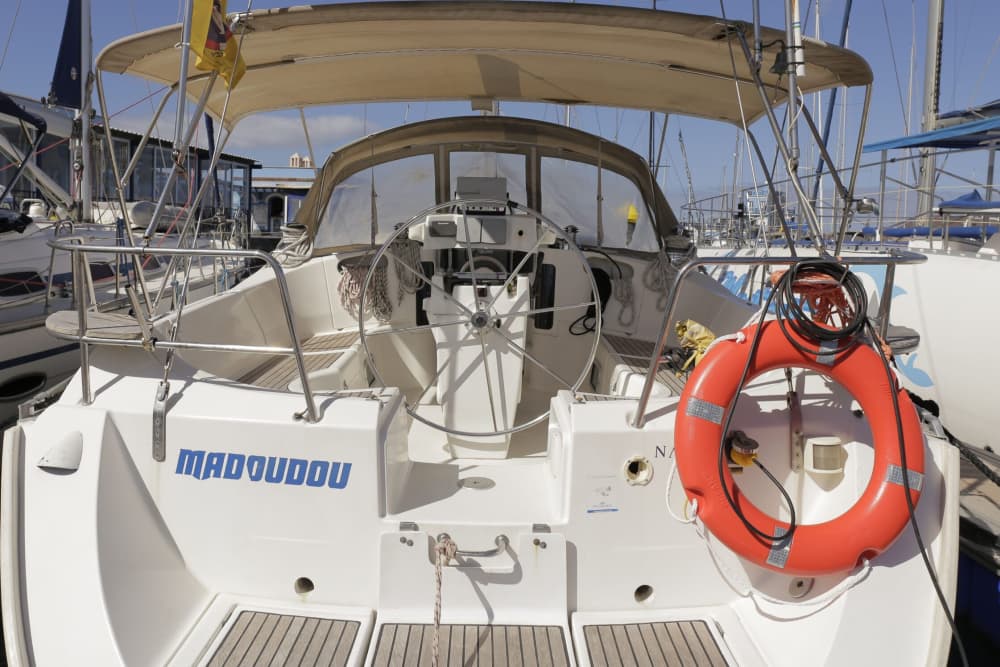 El ritmo de Puerto Colón: Momentos inolvidables en un velero.