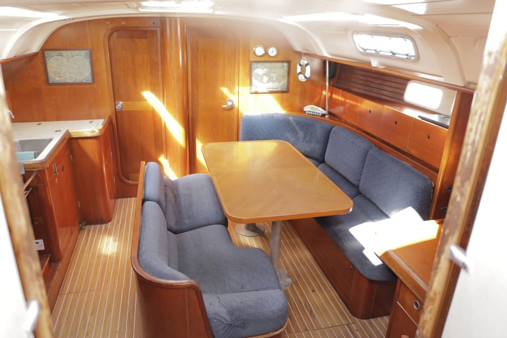 El ritmo de Puerto Colón: Momentos inolvidables en un velero.