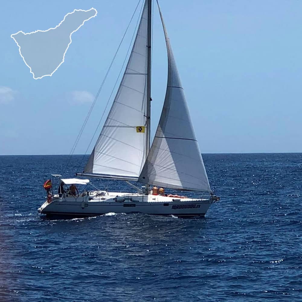 El ritmo de Puerto Colón: Momentos inolvidables en un velero.