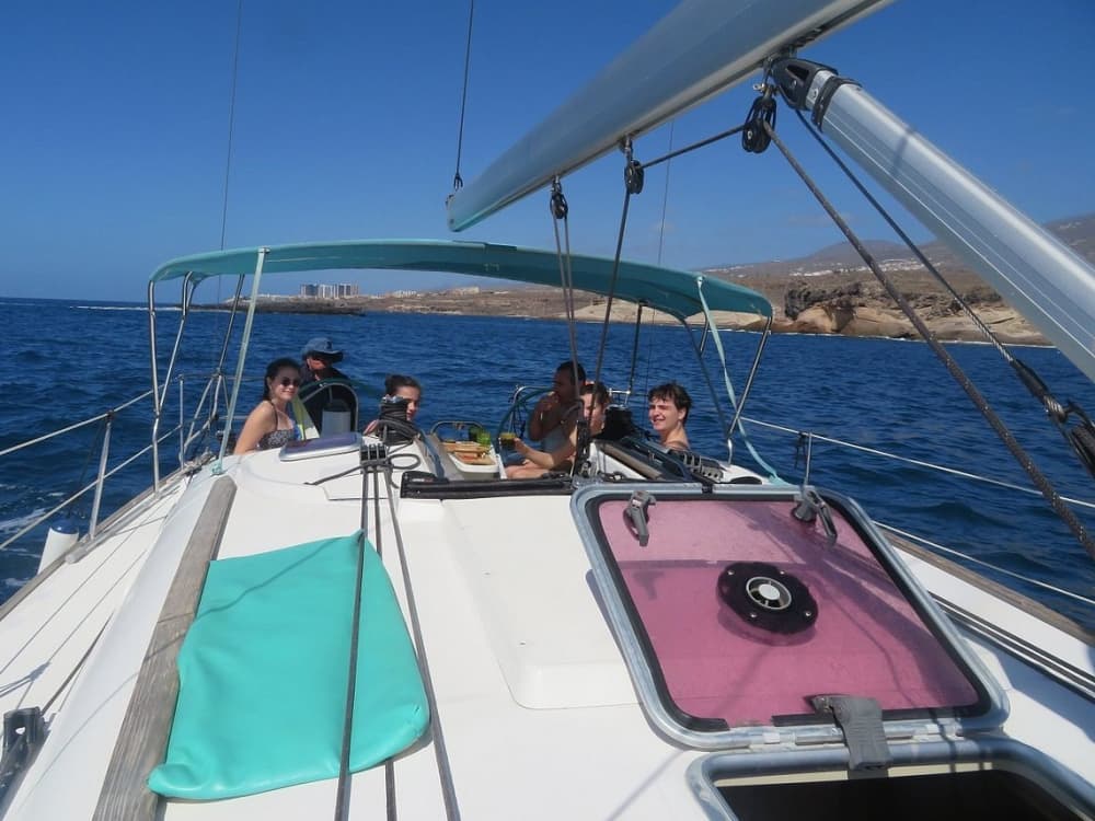 Explorez Costa Adeje et profitez d'une journée complète de navigation à voile.