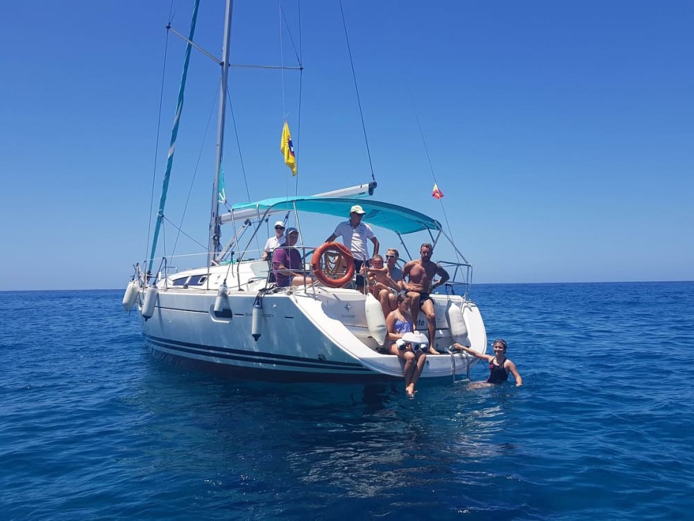 Explorez Costa Adeje et profitez d'une journée complète de navigation à voile.