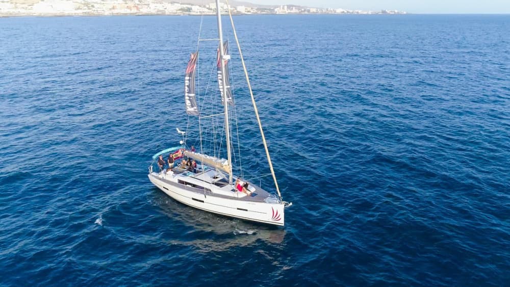 Découvrez Costa Adeje en voilier pour une journée complète.