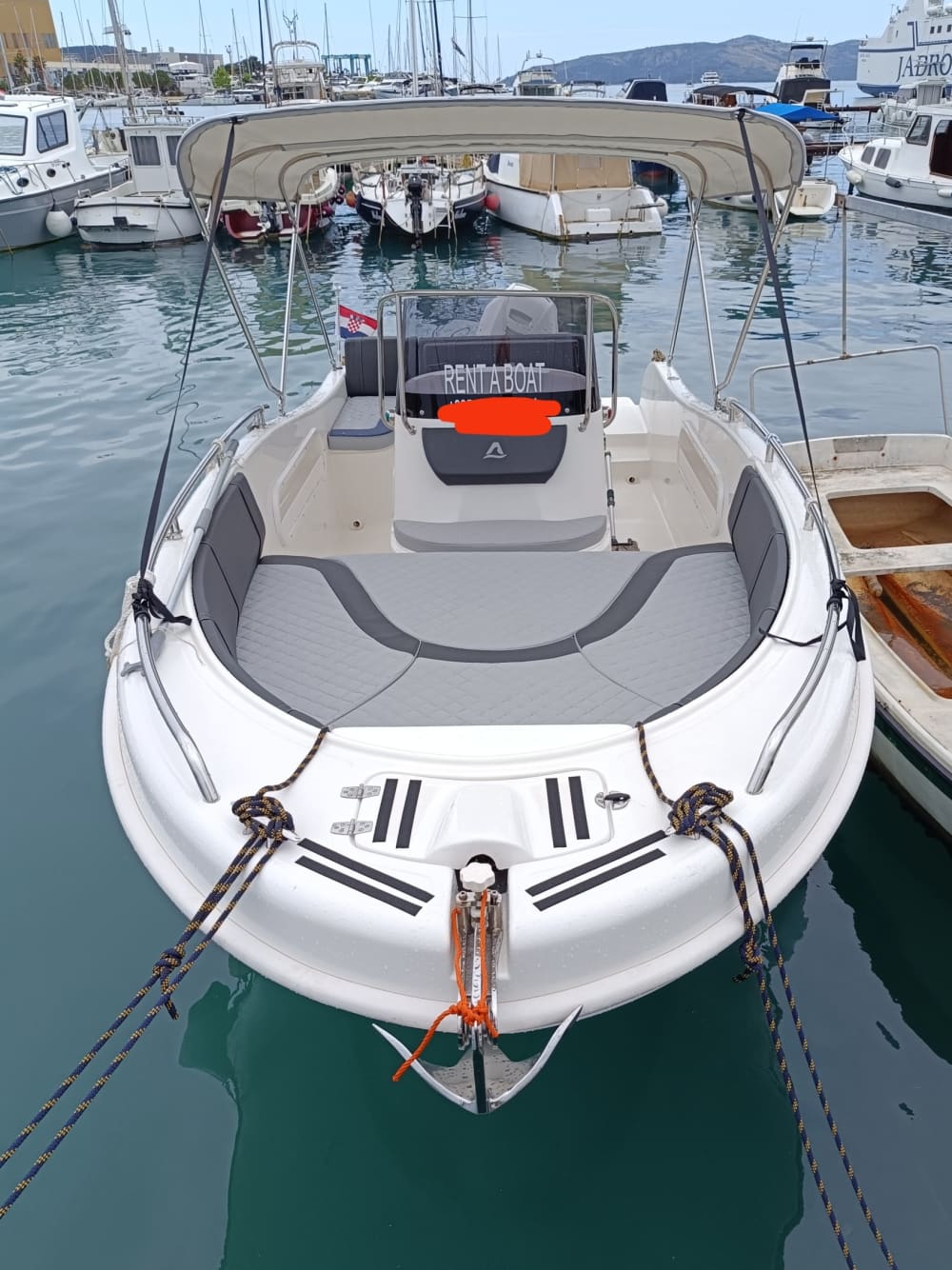 Um dia em Trogir: Desfrute de 9 horas de descobertas em um barco a motor.