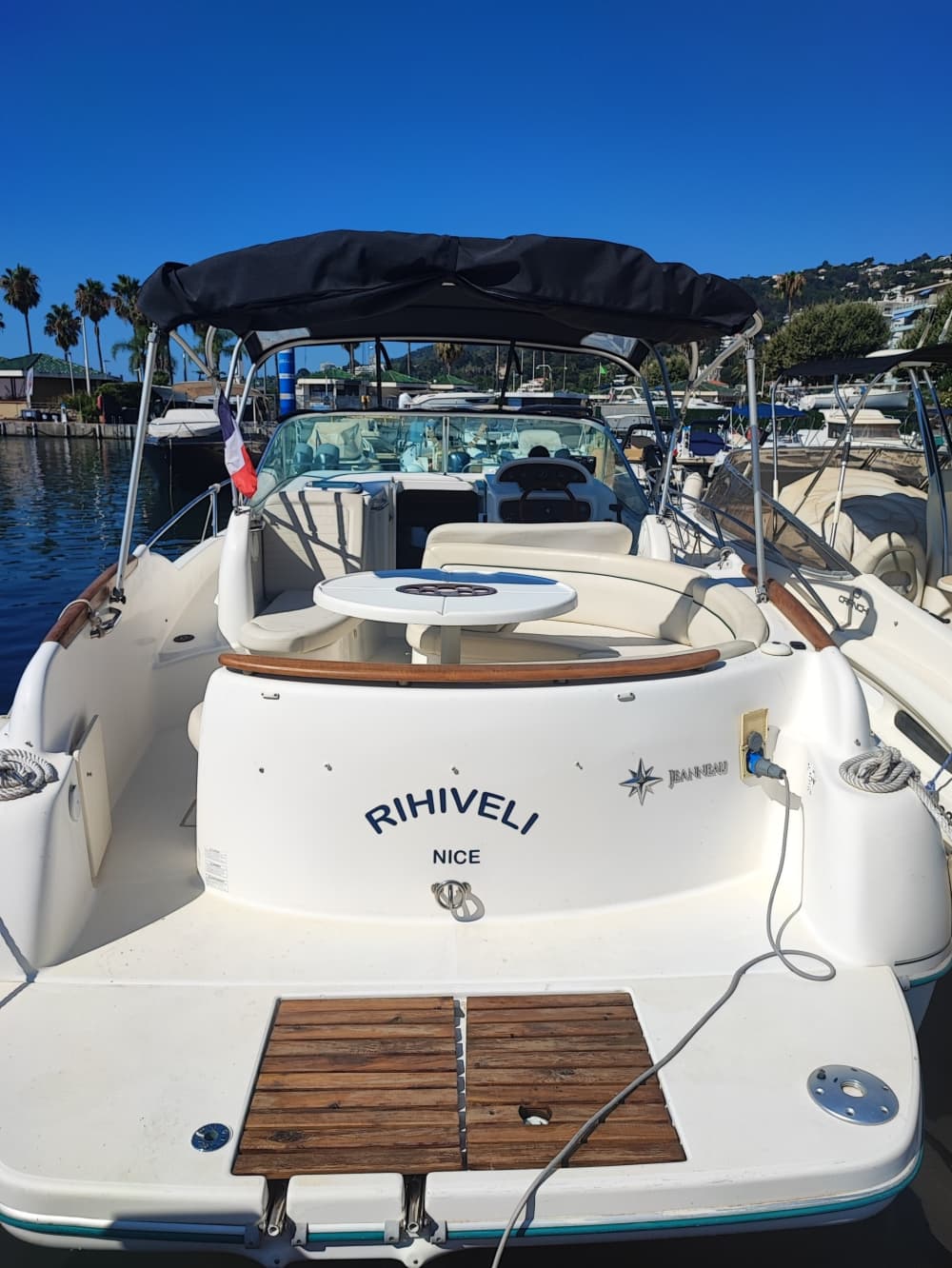 Scopri Golfe Juan a bordo di una barca a motore per 7 ore