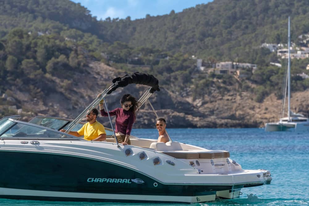 Excursión de medio día en barco a motor en Sant Antoni de Portmany.