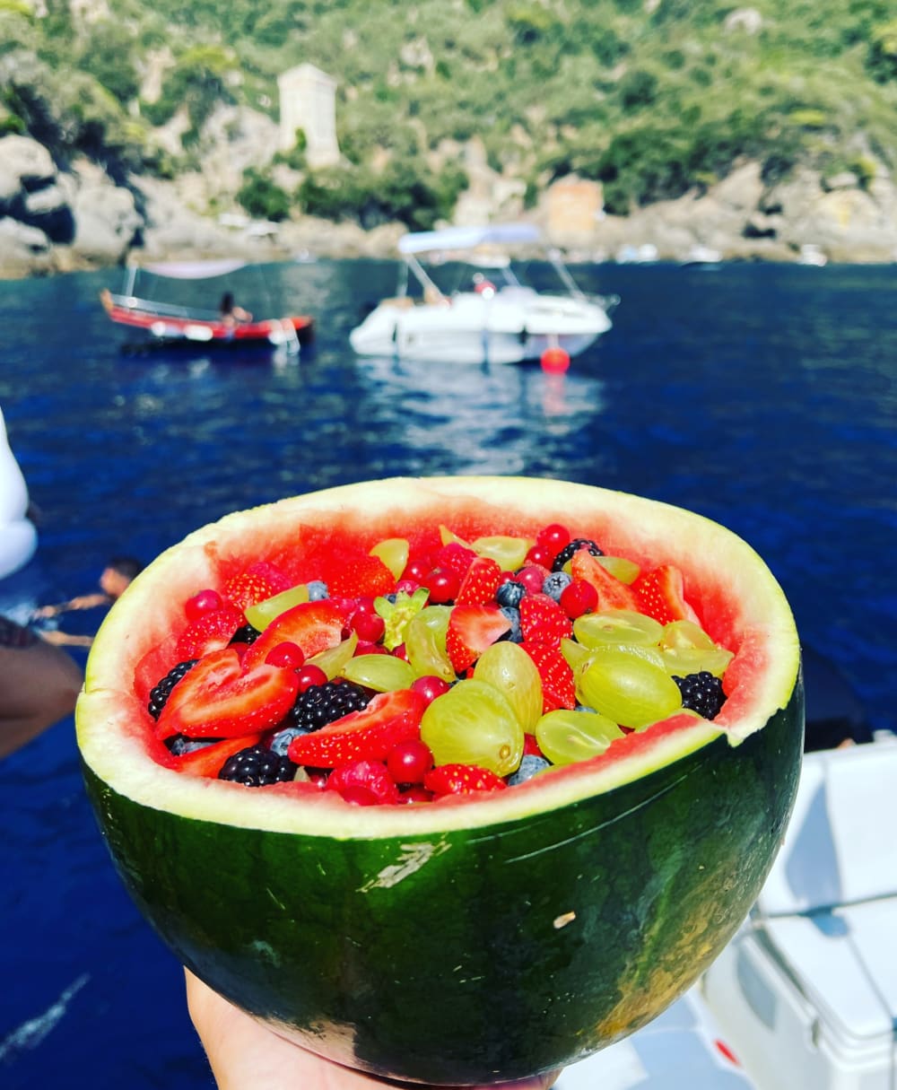 Een dagtocht rond Sestri Levante: geniet van 9 uur ontdekkingstocht op een motorboot.
