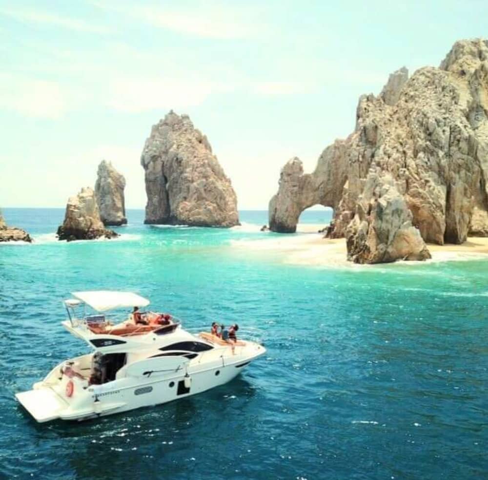 Esplora Cabo San Lucas in mezza giornata: noleggia una barca a motore per 4 ore.