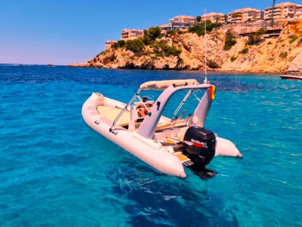Een dagje rond Alicante: geniet van 9 uur ontdekkingstocht op een motorboot.
