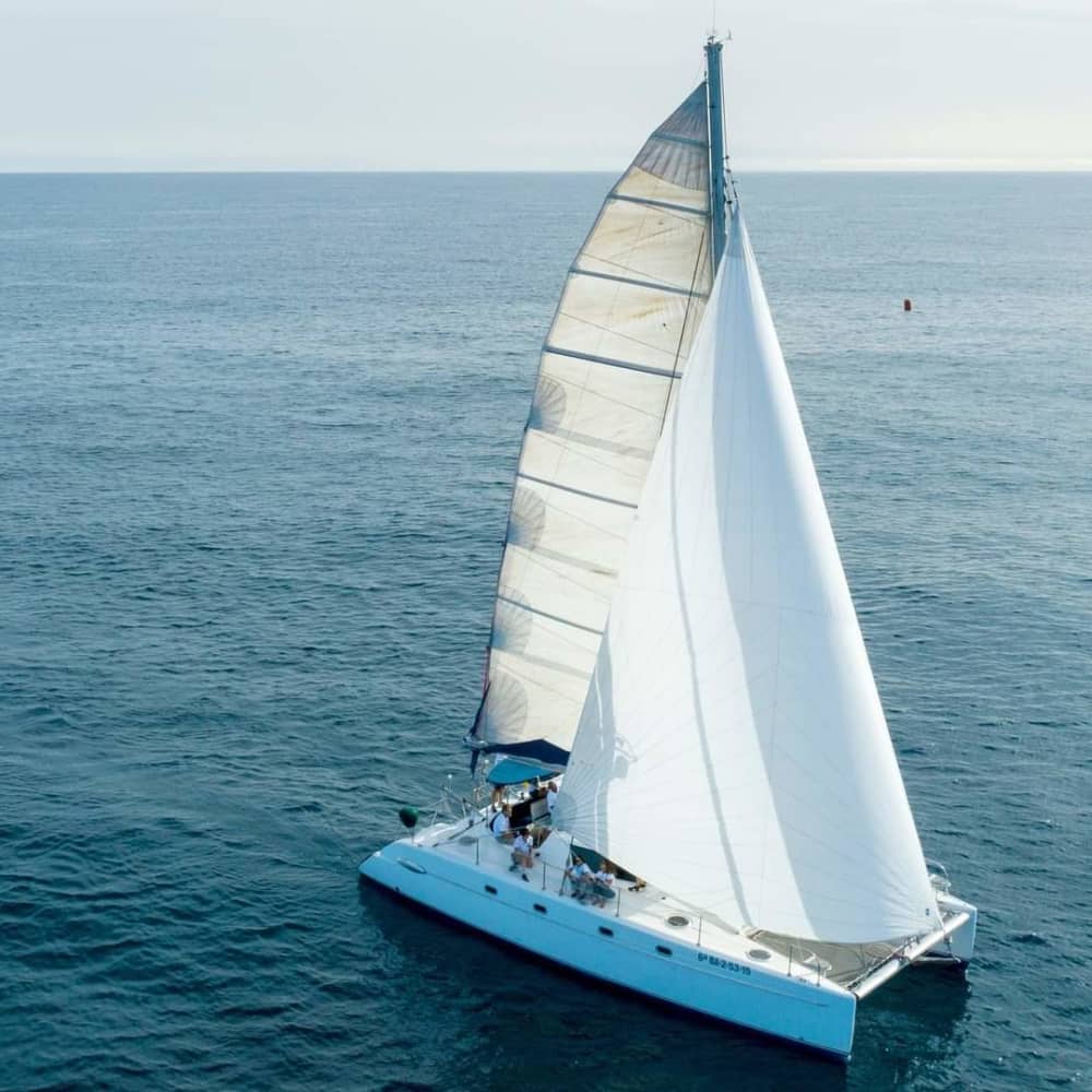 Imposta la rotta verso la gioia: una giornata intera di autentica navigazione a vela a Vilanova i la Geltrú su un catamarano