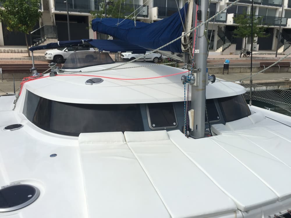 Imposta la rotta verso la gioia: una giornata intera di autentica navigazione a vela a Vilanova i la Geltrú su un catamarano