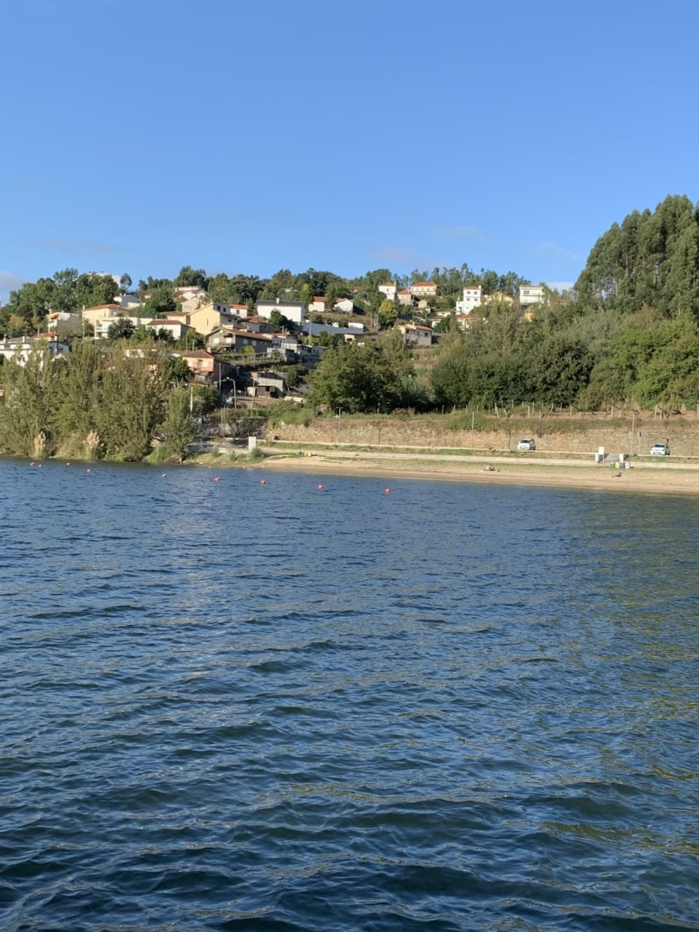 Inizia la tua vacanza con 4 ore di divertimento su un motoscafo.