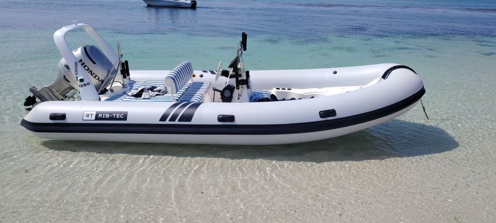 Votre journée à Concarneau : louez un bateau à moteur pour 9 h de découverte.