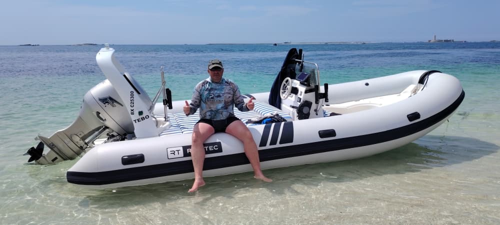 Votre journée à Concarneau : louez un bateau à moteur pour 9 h de découverte.