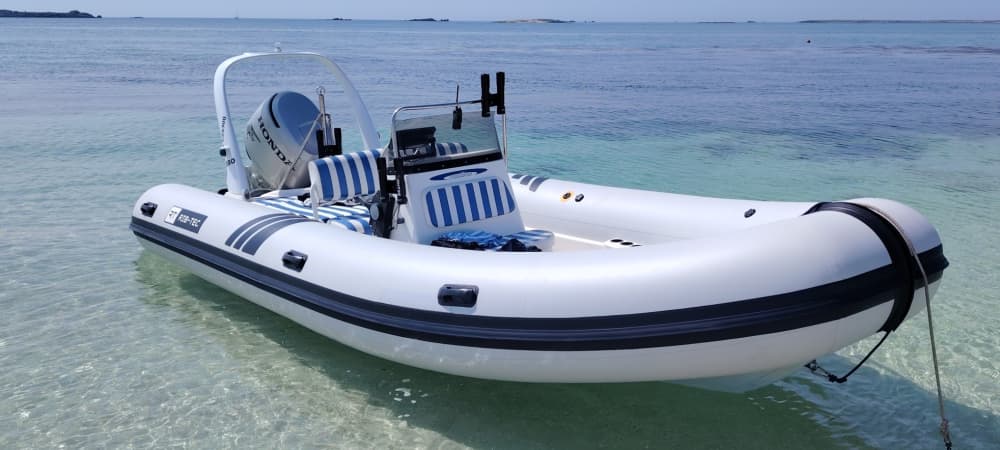 Votre journée à Concarneau : louez un bateau à moteur pour 9 h de découverte.