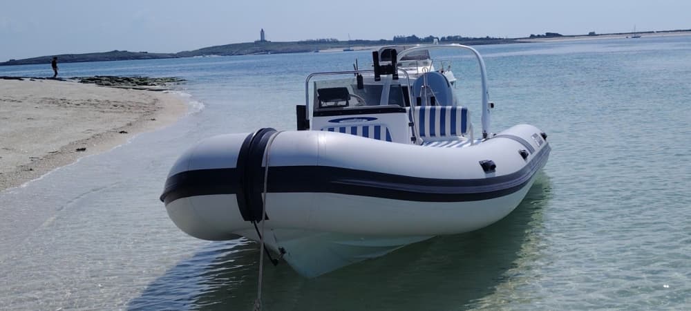 Votre journée à Concarneau : louez un bateau à moteur pour 9 h de découverte.