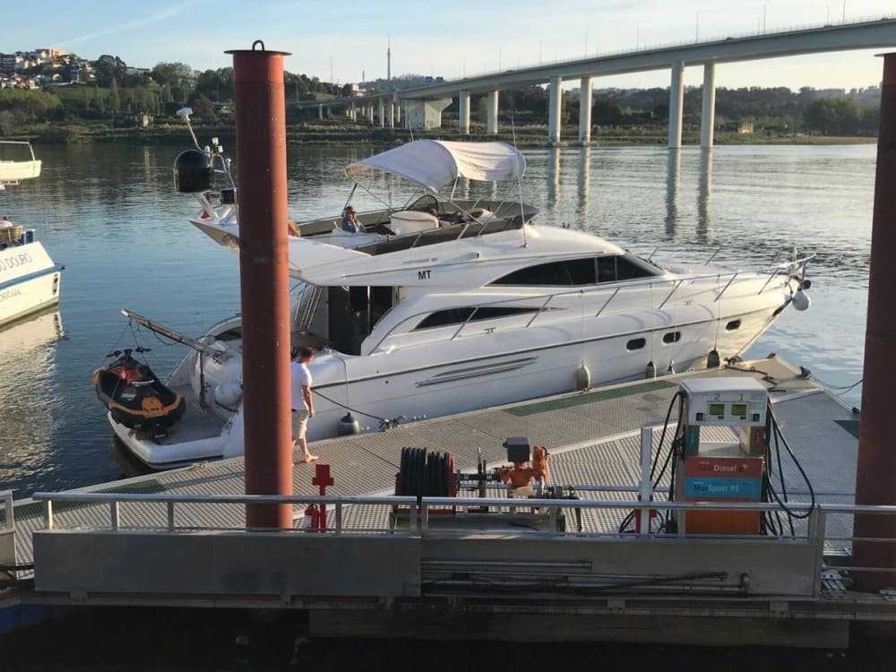 4 ore per esplorare Porto in motoscafo