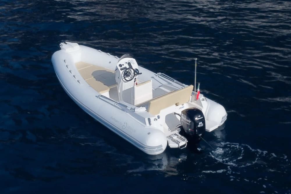 Una giornata nei dintorni di Salerno: goditi 9 ore di scoperta a bordo di un motoscafo.